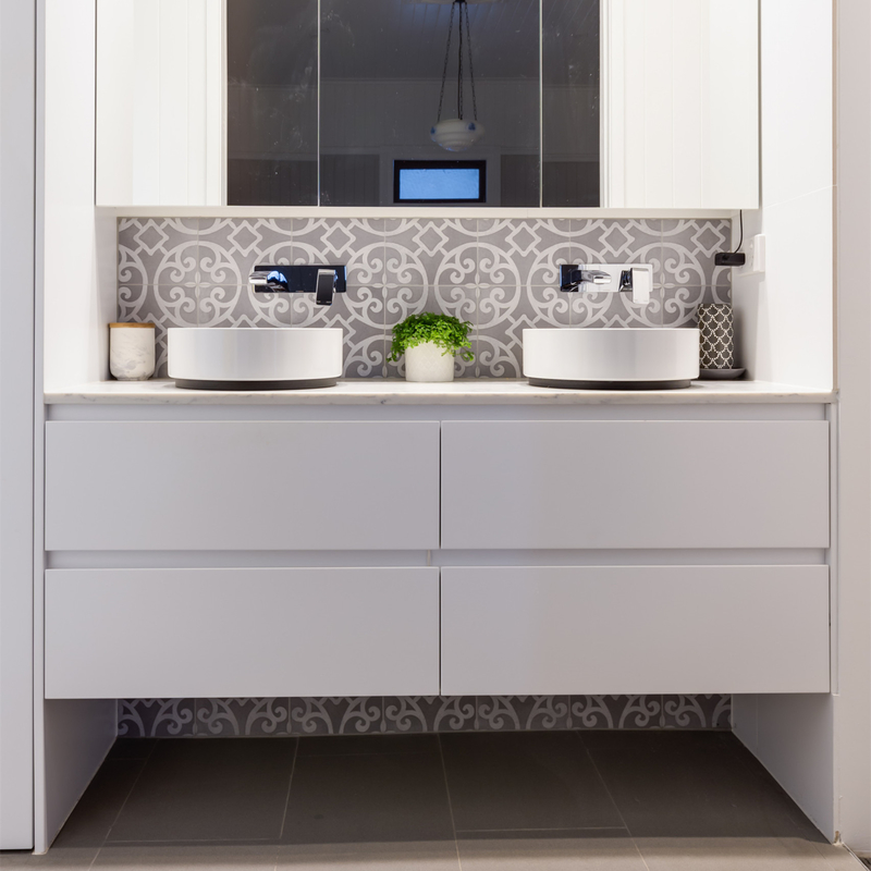Minimalist Banyo Dolap Üniteleri Ayna Mat Beyaz Düz Panel Melamin Duvar Montajı