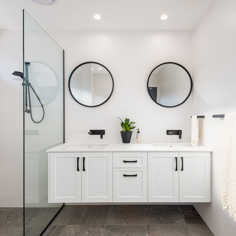 Benzersiz Ayakta Çalkalayıcı Tarzı Çok Renkli Lake Banyo Vanity Seti Sıhhi