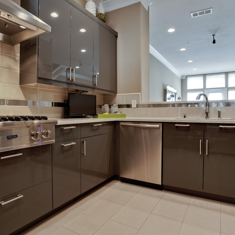 U Şekli Parlak Koyu Gri Lake Elektrikli Dokunmatik Açık Mutfak Dolapları Villa İçin